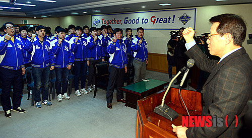 【서울=뉴시스】통합 5연패에 도전하는 삼성라이온즈가 12일 경북 경산 볼파크에서 2015년 시무식을 개최한 가운데 삼성 김인 사장, 류중일 감독 및 선수, 직원들이 파이팅을 외치고 있다. 2015.01.12. (사진=삼성라이온즈 제공)&nbsp; photo@newsis.com 
