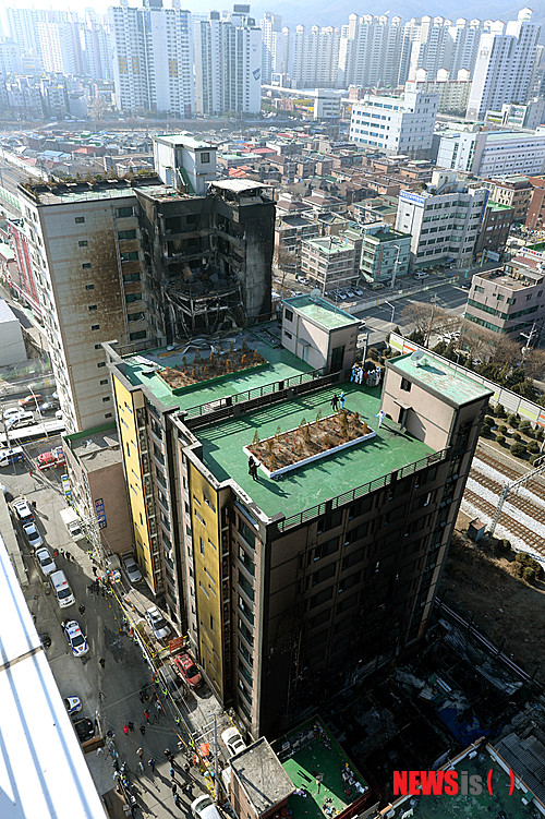 【서울=뉴시스】박문호 기자 = 의정부 아파트 화재로 약 170명 주민 중 4명이 숨지고 126명이 부상한 것으로 공식 집계된 12일 오전 경기 의정부시 의정부동 아파트 화재현장에 화마가 할퀸 흔적이 고스란히 남아있다. 2015.01.12.&nbsp; go2@newsis.com