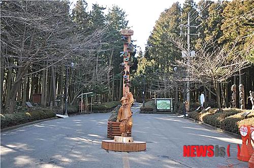 【제주=뉴시스】김용덕 기자 = 제주시 절물휴양림은 지난해 태풍으로 쓰러진 삼나무로 높이 4m, 지름 60㎝의 절물안내표지판을 만들어 입구에 전시함으로써 휴양림 방문객에게 색다른 볼거리와 기념촬영 장소로 각광을 받고 있다고 13일 밝혔다. 2015.01.13.(사진 = 제주절물휴양림 제공) kydjt6309@newsis.com