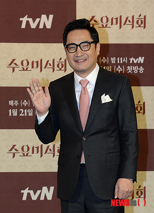 【서울=뉴시스】조수정 기자 = tvN 토크쇼 '수요미식회' 제작발표회가 열린 13일 오후 서울 여의도 63컨벤션센터에서 출연진인 변호사 강용석이 포즈를 취하고 있다.&nbsp; 수요미식회는 1월 21일부터 매주 수요일 밤 11시 방송된다. 2015.01.13.&nbsp; chocrystal@newsis.com