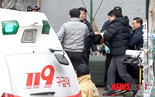 【안산=뉴시스】강종민 기자 = 13일 오후 경기 안산 상록구 본오동의 한 다세대주택에서 별거중인 아내를 만나게 해달라며 인질극을 벌였던 김모씨가 경찰에 체포되고 있다.&nbsp; 김모씨는 별거중인 자신의 아내가 전 남편과 외도를 의심, 두 의붓딸과 전 남편 등을 인질로 잡고 현장에서 전 남편과 둘째딸을 살해했다. 경찰이 시신을 구급차로 옮기고 있다.&nbsp; 첫째 딸과 이모는 무사한 것으로 알려졌으나 당시 충격으로 실어증을 호소하는 것으로 알려졌다. 2015.01.13&nbsp; ppkjm@newsis.com 