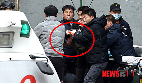 【안산=뉴시스】강종민 기자 = 13일 오후 경기 안산 상록구 본오동의 한 다세대주택에서 별거중인 아내를 만나게 해달라며 인질극을 벌였던 김모씨가 경찰에 체포되고 있다.&nbsp; 김모씨는 별거중인 자신의 아내가 전 남편과 외도를 의심, 두 의붓딸과 전 남편 등을 인질로 잡고 현장에서 전 남편과 둘째딸을 살해했다. 경찰이 시신을 구급차로 옮기고 있다.&nbsp; 첫째 딸과 이모는 무사한 것으로 알려졌으나 당시 충격으로 실어증을 호소하는 것으로 알려졌다. 2015.01.13&nbsp; ppkjm@newsis.com 