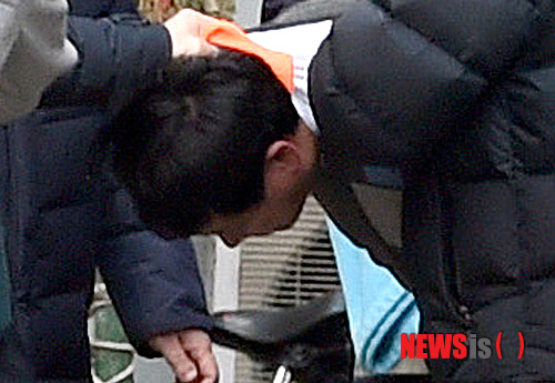 【안산=뉴시스】강종민 기자 = 13일 오후 경기 안산 상록구 본오동의 한 다세대주택에서 별거중인 아내를 만나게 해달라며 인질극을 벌였던 김모씨가 경찰에 체포되고 있다.&nbsp; 김모씨는 별거중인 자신의 아내가 전 남편과 외도를 의심, 두 의붓딸과 전 남편 등을 인질로 잡고 현장에서 전 남편과 둘째딸을 살해했다. 경찰이 시신을 구급차로 옮기고 있다.&nbsp; 첫째 딸과 이모는 무사한 것으로 알려졌으나 당시 충격으로 실어증을 호소하는 것으로 알려졌다. 2015.01.13&nbsp; ppkjm@newsis.com 