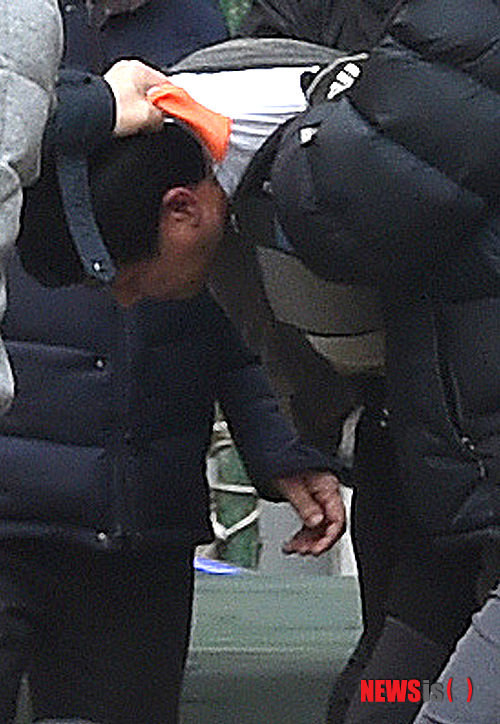 【안산=뉴시스】강종민 기자 = 13일 오후 경기 안산 상록구 본오동의 한 다세대주택에서 별거중인 아내를 만나게 해달라며 인질극을 벌였던 김모씨가 경찰에 의해 끌려나오고 있다.&nbsp; 김모씨는 별거중인 자신의 아내가 전 남편과 외도를 의심, 두 의붓딸과 전 남편 등을 인질로 잡고 현장에서 전 남편과 둘째딸을 살해했다. 경찰이 시신을 구급차로 옮기고 있다.&nbsp; 첫째 딸과 이모는 무사한 것으로 알려졌으나 당시 충격으로 실어증을 호소하는 것으로 알려졌다. 2015.01.13&nbsp; ppkjm@newsis.com 