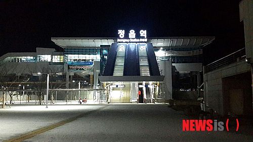 【정읍=뉴시스】김종효 기자 = 13일 호남고속철도 정읍역이 전날 국토부로부터 준공 전 사용허가를 받은 신역사로의 이전을 완료하고 본격적인 역무를 시작했다. 야간에 바라본 정읍역 신역사의 모습이다. 2015.01.13&nbsp; seun6685@newsis.com