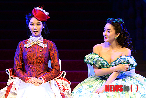 【서울=뉴시스】박상훈 기자 = 13일 오후 서울 서초동 예술의전당 오페라극장에서 열린 뮤지컬 '바람과 함께 사라지다' 프레스콜에서 서현과 바다가 취재진의 질문을 듣고 있다.&nbsp; 뮤지컬 '바람과 함께 사라지다'는 미국 남북전쟁 속 스칼렛 오하라와 레드 버틀러의 운명적인 사랑을 화려하고 웅장한 스케일과 예술적 무대 연출로 표현한 작품이다, 국내 공연에서는 김범래, 주진모, 임태경이 레트 버틀러를, 바다, 서현이 스칼렛 오하라를, 마이클 리와 정상윤이 애슐리를, 김보경과 유리아가 멜라니 해밀튼을, 정영주와 박준면이 마마를, 박송권과 한동근이 노예의 장 역을 맡았다. 2015.01.13.&nbsp; hyalinee@newsis.com