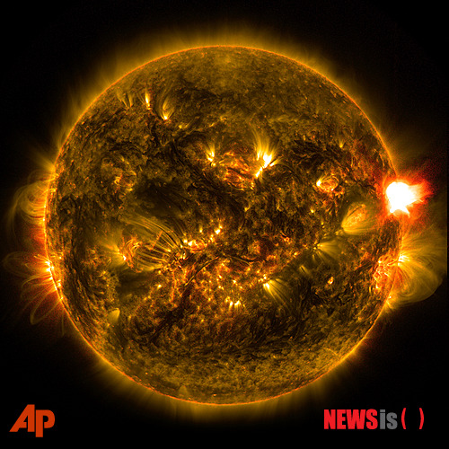 【NASA=AP/뉴시스】미 항공우주국(NASA)의 태양역학관측소가 촬영한 사진으로 12일 올해 첫 주의해야 할 수준의 태양흑점 폭발이 일어나고 있다. 흑점 폭발은 규모에 따라 1~5단계로 나뉘는데 이번 폭발은 이 중 중간급에 해당하는 것으로 전해졌다. 2015.01.14 
