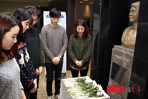 【김해=뉴시스】김상우 기자 = 인제대는 백인제기념도서관에 있는 이태석 신부 기념실에 선종 5주기를 맞은 14일 학생들과 시민들이 헌화하고 방명록을 쓰며 그의 넋을 기리고 있다. 2015.1.14 (사진=인제대 제공)   photo@newsis.com 