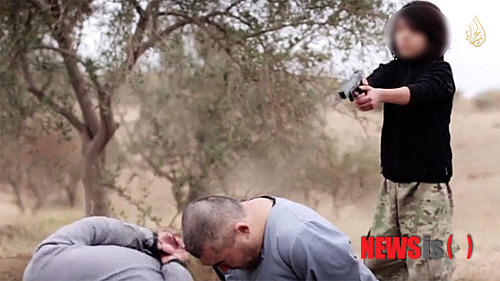 【서울=뉴시스】이슬람 수니파 무장단체 '이슬람국가(IS)'가 최근 공개한 러시아 간첩 총살 집행 동영상. IS가 러시아 간첩 2명의 총살집행을 남자아이의 손에 맡기는 최신 동영상을 공개했다고 미국 IT 전문매체 매셔블이 13일(현지시간) 보도했다. 2015.01.14. <사진 출처 : 매셔블 웹사이트>