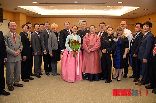 【뉴욕=뉴시스】노창현 특파원 = 뉴저지 버겐카운티 청사에서 13일 미주 한인의 날 기념식 행사가 펼쳐졌다. 버겐 카운티 정부와 한미 친선협회, 한인의 날 위원회가 공동 주최한 기념식은 짐 테데스코 카운티 장을 비롯한 프리홀더 의회 의원들과 ‘올해의 인물’로 선정된 마이크 소디노 쉐리프 국장과 미쉘 디오르지 프리홀더 의회 클럭, 제이슨 김 전 팰리세이즈팍 부시장, 데니스 심 리지필드 시의원, 주성배 가든스테이트 오페라단 단장 등 150여명이 함께 했다. 2015.01.14. robin@newsis.com