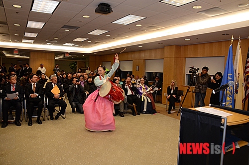 【뉴욕=뉴시스】노창현 특파원 = 뉴저지 버겐카운티 청사에서 13일 미주 한인의 날 기념식 행사가 펼쳐졌다. 버겐 카운티 정부와 한미 친선협회, 한인의 날 위원회가 공동 주최한 기념식은 짐 테데스코 카운티 장을 비롯한 프리홀더 의회 의원들과 ‘올해의 인물’로 선정된 마이크 소디노 쉐리프 국장과 미쉘 디오르지 프리홀더 의회 클럭, 제이슨 김 전 팰리세이즈팍 부시장, 데니스 심 리지필드 시의원, 주성배 가든스테이트 오페라단 단장 등 150여명이 함께 했다. 사진은 축하 공연. 2015.01.14. robin@newsis.com