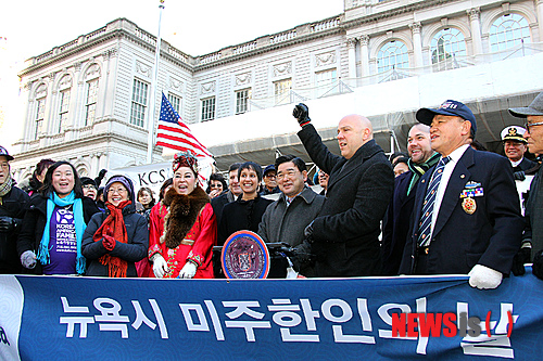 【뉴욕=뉴시스】노창현 특파원 = 뉴욕 맨해튼 시청 앞에서 올해 처음 제정된 미주 한인의날 선포 기념식이 열렸다. 13일 시청 앞 계단에서 열린 미주 한인의 날 기념식엔 피터 쿠, 폴 밸론 뉴욕시의원과 퀸즈한인회 류제봉 회장, 뉴욕한인학부모협회 최윤희 공동회장, 임형빈 뉴욕한인노인유권자연합회장 등 한인사회 각계인사 70여명이 참석했다. 미주 한인들의 이민 112년을 맞은 올해 뉴욕에서는 올해 처음 미주 한인의 날이 정식 선포돼 의미를 더했다. 참석자들은 지난해 시의회를 통과한 ‘미주 한인의 날’ 결의안을 들어보이며 한인사회의 더 큰 발전을 기원했다. 2015.01.14. <사진=교회일보 제공> robin@newsis.com