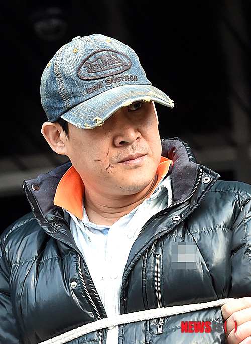 【안산=뉴시스】강종민 기자 = 경기 안산 인질사건 피의자 김모(46)씨가 15일 오전 영장실질심사를 위해 안산 상록경찰서를 나서고 있다. 김씨는 이 자리에서 자신도 피해자고 억울하다고 말했다. 경찰은 이날 특정강력범죄의 처벌에 관한 특례법에 따라 피의자 인적사항과 얼굴을 공개했다. 2015.01.15&nbsp; ppkjm@newsis.com