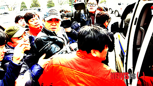 【안산=뉴시스】강종민 기자 = 경기 안산 인질사건 피의자 김모(46)씨가 15일 오전 영장실질심사를 위해 안산 상록경찰서를 나서며 자신도 피해자고 억울하다고 말하고 있다. 경찰은 이날 특정강력범죄의 처벌에 관한 특례법에 따라 피의자 인적사항과 얼굴을 공개했다. 2015.01.15&nbsp; ppkjm@newsis.com