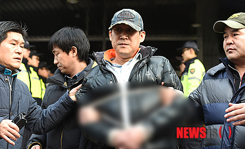 【안산=뉴시스】강종민 기자 = 경기 안산 인질사건 피의자 김모(46)씨가 15일 오전 영장실질심사를 위해 안산 상록경찰서를 나서고 있다. 김씨는 이 자리에서 자신도 피해자고 억울하다고 말했다. 경찰은 이날 특정강력범죄의 처벌에 관한 특례법에 따라 피의자 인적사항과 얼굴을 공개했다. 2015.01.15&nbsp; ppkjm@newsis.com