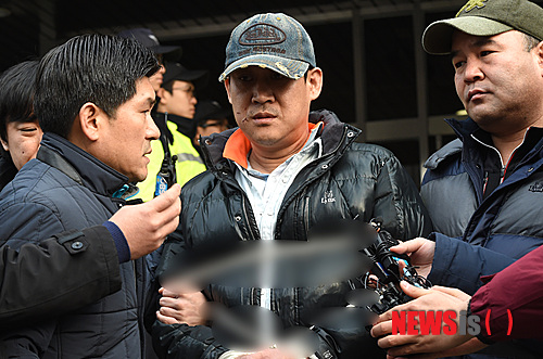 【안산=뉴시스】강종민 기자 = 경기 안산 인질사건 피의자 김모(46)씨가 15일 오전 영장실질심사를 위해 안산 상록경찰서를 나서고 있다. 김씨는 이 자리에서 자신도 피해자고 억울하다고 말했다. 경찰은 이날 특정강력범죄의 처벌에 관한 특례법에 따라 피의자 인적사항과 얼굴을 공개했다. 2015.01.15&nbsp; ppkjm@newsis.com