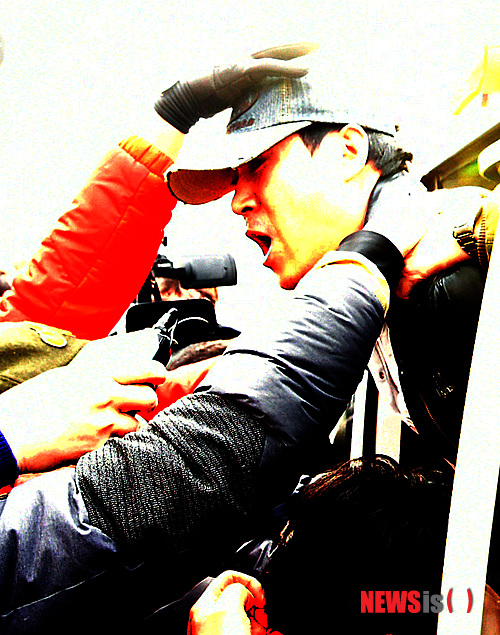 【안산=뉴시스】강종민 기자 = 경기 안산 인질사건 피의자 김모(46)씨가 15일 오전 영장실질심사를 위해 안산 상록경찰서를 나서며 자신도 피해자고 억울하다고 말하고 있다. 경찰은 이날 특정강력범죄의 처벌에 관한 특례법에 따라 피의자 인적사항과 얼굴을 공개했다. 2015.01.15&nbsp; ppkjm@newsis.com