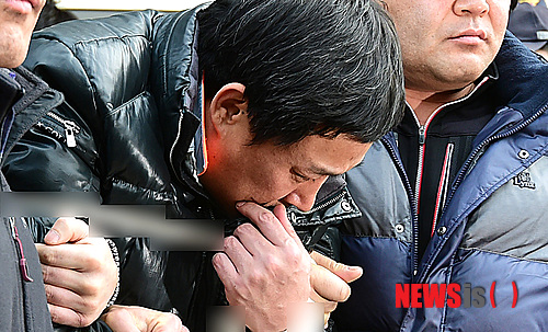 【안산=뉴시스】강종민 기자 = 안산 인질살인 사건의 피의자 김상훈(46·무직)이 15일 오전 수원지법 안산지원에서 영장실질심사를 마친 뒤 단원경찰서로 압송되고 있다. 경찰은 이날 특정강력범죄의 처벌에 관한 특례법에 따라 피의자 인적사항과 얼굴을 공개했다. 2015.01.15&nbsp; ppkjm@newsis.com