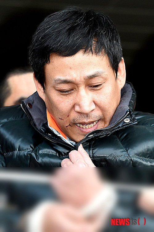 【안산=뉴시스】강종민 기자 = 안산 인질살인 사건의 피의자 김상훈(46·무직)이 15일 오전 수원지법 안산지원에서 영장실질심사를 마친 뒤 심경과 인질사건 당시의 상황을 말하고 있다. 경찰은 이날 특정강력범죄의 처벌에 관한 특례법에 따라 피의자 인적사항과 얼굴을 공개했다. 2015.01.15&nbsp; ppkjm@newsis.com