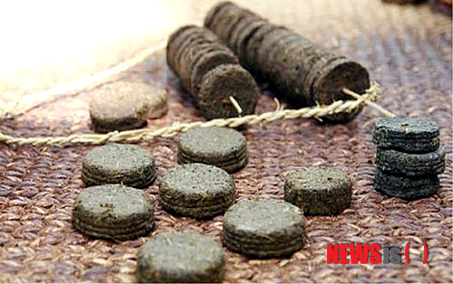 【무안=뉴시스】맹대환 기자 = 전남한방산업진흥원은 장흥 청태전(靑苔錢) 산업자원화 클러스터 육성 사업을 통해 청태전의 항염증 효능을 구명하고 7건의 블랜딩 차 제품을 개발했다고 15일 밝혔다. 2015.01.15 (사진=전남도 제공)&nbsp; mdhnews@newsis.com