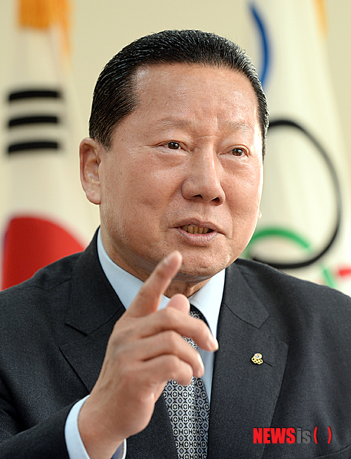 【서울=뉴시스】박영태 기자 = 김정행 대한체육회장이 13일 서울 송파구 올림픽공원 내 대한체육회에서 뉴시스와 인터뷰를 하고 있다. 2015.01.16. since1999@newsis.com