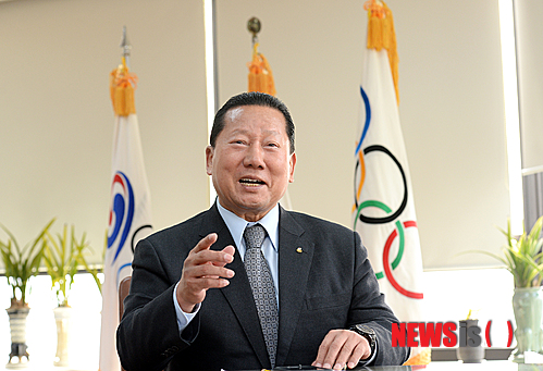 【서울=뉴시스】박영태 기자 = 김정행 대한체육회장이 13일 서울 송파구 올림픽공원 내 대한체육회에서 뉴시스와 인터뷰를 하고 있다. 2015.01.16. since1999@newsis.com