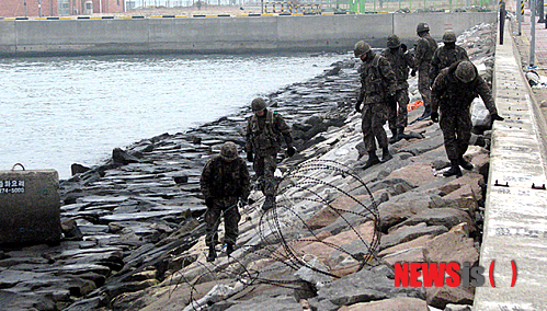 【목포=뉴시스】박상수 기자 = 16일 오전 6시30분께 육군 제31사단 무안부대 소속 이모(21)일병이 총기를 소지한 채 근무지를 이탈해 군 당국이 수색을 하고 있다. 2015.01.16.&nbsp;&nbsp;&nbsp; parkss@newsis.com