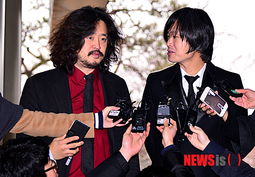 【서울=뉴시스】박동욱 기자 = 박근혜 대통령 관련 허위사실 유포 혐의로 재판을 받고 있는 '나꼼수' 김어준(왼쪽) 딴지일보 총수와 주진우 시사인 기자가 16일 오전 서초구 서울중앙지방법원에서 2심 선고 공판 참석에 앞서 취재진 질문에 답하고 있다. 2015.01.16. fufus@newsis.com