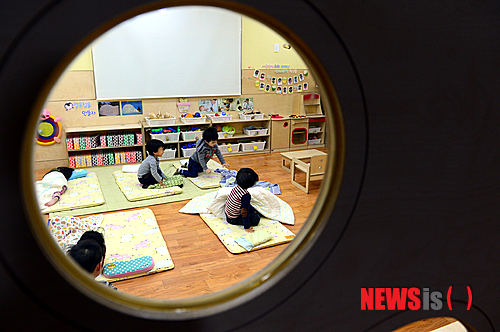 【서울=뉴시스】조성봉 기자 = '인천 어린이집 아동 폭행사건'에 대한 전국민적 관심이 높아지고 있는 가운데 16일 오후 서울 종로구 평창동 종로생명숲어린이집에서 어린이들이 낮잠을 자고 일어나 이불을 정리하고 있다. 2015.01.16. suncho21@newsis.com