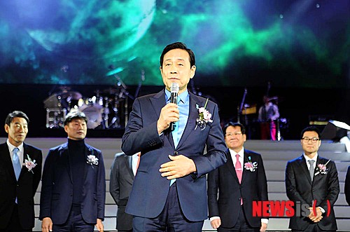 【서울=뉴시스】김진아 기자 = 3연임에 성공한 김정태 하나금융그룹 회장. 사진은 지난 2015년 1월 17일 서울 잠실 실내체육관에서 열린 '위대한 상상(上上), 출발! 2015' 행사 장면. photo@newsis.com