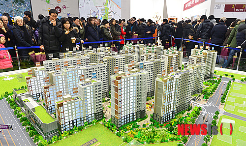 【서울=뉴시스】강진형 기자 = 18일 오후 서울 강서구 마곡 13단지 민간 아파트 견본주택을 찾은 시민들이 견본주택 내부를 둘러 보고 있다. 2015.01.18.&nbsp; marrymero@newsis.com
