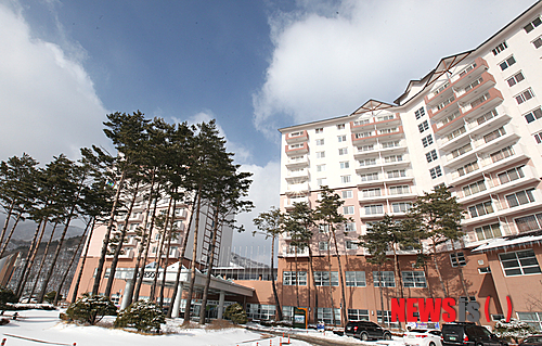 【태백=뉴시스】홍춘봉 기자 = 강원 태백시 오투리조트에 대한 매각을 앞두고 19일 해발 1100m에 위치한 오투리조트 콘도일대는 15cm가 넘는 많은 눈이 내려 설국의 모습을 연출하고 있다. 2015.01.19. (사진=오투리조트 제공) photo@newsis.com