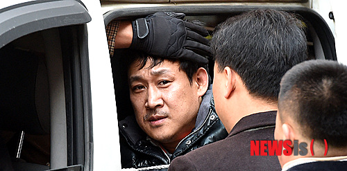 【수원=뉴시스】강종민 기자 = 19일 오전 경기 안산 주택가 인질살인 사건의 피의자 김상훈(46·무직)이 현장검증을 마치고 나오며 항의하는 피해자 가족을 바라보고 있다. 2015.01.19 ppkjm@newsis.com
