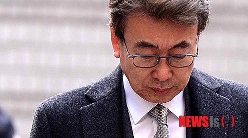 【서울=뉴시스】전신 기자 = 비선실세 의혹을 받은 정윤회 씨가 세월호 참사 당일 박근혜 대통령의 행적 의혹을 보도한 가토 다쓰야 전 산케이신문 서울지국장에 대한 재판에 증인으로 출석하기 위해 19일 오후 서울 서초구 서울중앙지방법원으로 들어서고 있다. 2015.01.19. photo1006@newsis.com