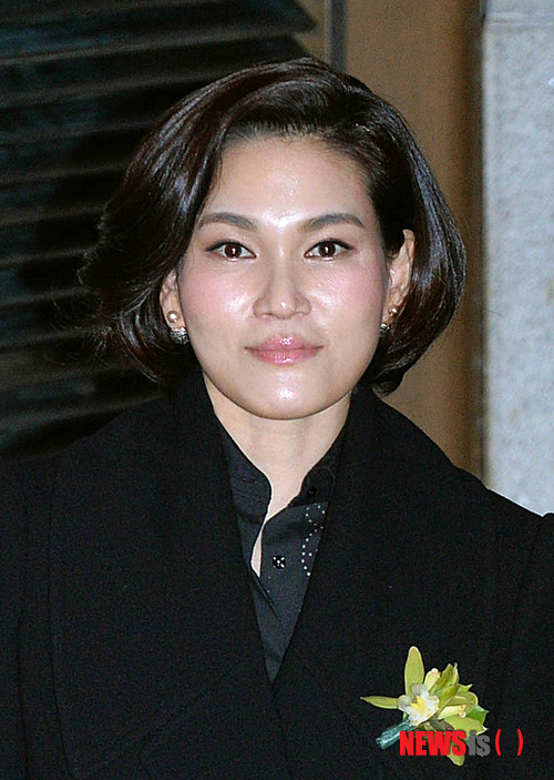 서울=뉴시스】박문호 기자 = 이서현 제일모직 사장이 19일 오후 서울 중구 동호로 신라호텔에서 열린 삼성신임임원 부부동반 만찬을 마친 뒤 귀가하고 있다. 이날 만찬은 신임 임원들을 대상으로 진행된 합숙교육의 마지막 코스로 삼성그룹은 '2015년 정기 인사'에서 승진한 상무 253명을 대상으로 지난 15일부터 4박 5일간 경기 용인 삼성인력개발원에서 합숙교육을 진행했다. 2015.01.19. go2@newsis.com