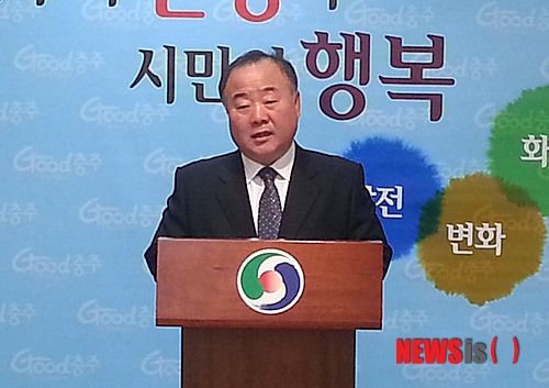 【충주=뉴시스】이성기 기자 = 20일 오전 조민용(57) ㈜원성 대표가 충주시청에서 기자회견을 열고 19대 충주상공회의소 의원과 회장 출마를 선언하고 있다.2015.1.20&nbsp; sklee@newsis.com 