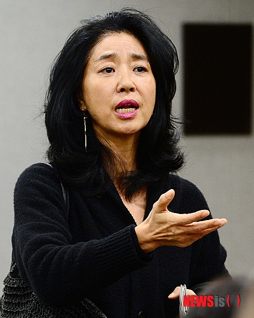 【서울=뉴시스】김진아 기자 = 배우 김부선이 21일 오후 서울 중구 서울시청 신청사 브리핑룸에서 성동구청 공무원을 서울시 감찰실에 고발하려 한 이유를 설명하고 있다. 이날 난방 투사로 알려진 김부선씨는 성동구청을 주민자치회장 확인 지연 문제와 통장 공개 확인 민원제기 및 개입 요구 거부 등을 문제로 서울시 감찰실에 고발하기위해 시청을 찾았다. 2015.01.21. bluesoda@newsis.com