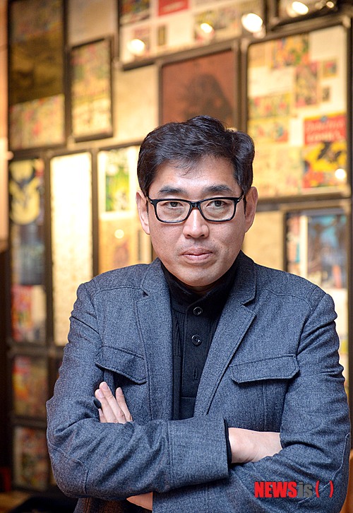 【서울=뉴시스】박영태 기자 = 영화 ‘강남 1970’의 유하 감독이 21일 오후 서울 강남의 한 카페에서 뉴시스와 인터뷰를 하기 전 포즈를 취하고 있다. 2015.01.21. since1999@newsis.com 