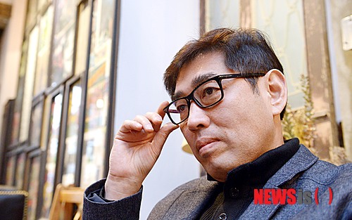 【서울=뉴시스】박영태 기자 = 영화 ‘강남 1970’의 유하 감독이 21일 오후 서울 강남의 한 카페에서 뉴시스와 인터뷰를 하기 전 포즈를 취하고 있다. 2015.01.21. since1999@newsis.com 