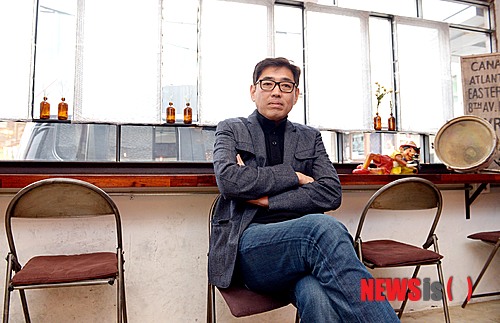 【서울=뉴시스】박영태 기자 = 영화 ‘강남 1970’의 유하 감독이 21일 오후 서울 강남의 한 카페에서 뉴시스와 인터뷰를 하기 전 포즈를 취하고 있다. 2015.01.21. since1999@newsis.com 