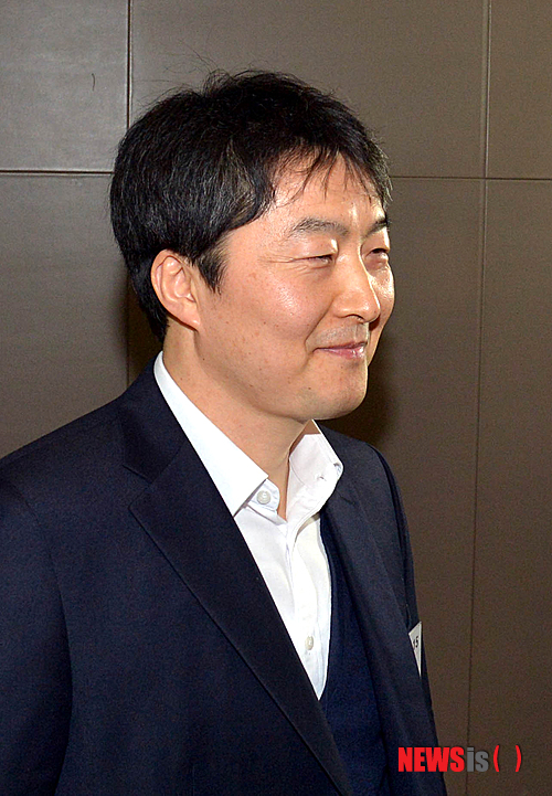 【서울=뉴시스】사진공동취재단 = 내란 음모와 국가보안법 위반 혐의 등으로 기소된 이석기 전 통합진보당 의원이 22일 오후 서울 서초동 대법원 법정으로 들어 서고 있다. 2015.01.22.&nbsp;&nbsp; photo@newsis.com 