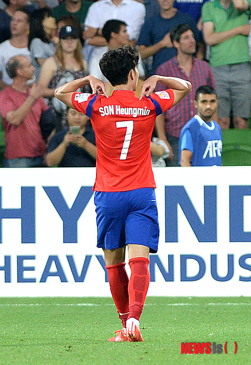 【멜버른(호주)=뉴시스】고범준 기자 = 22일 오후(현지시각) 호주 멜버른 렉탱귤러 스타디움에서 열린 2015 호주 아시안컵 8강전 대한민국과 우즈베키스탄의 경기에서 한국 손흥민이 연장 전반 첫 골을 넣고 기뻐하고 있다. 2015.01.22. bjko@newsis.com