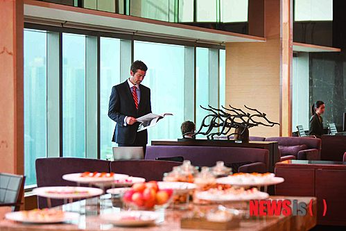 【서울=뉴시스】그랜드 하얏트 서울의 정통 유러피안 레스토랑 ‘파리스 그릴’은 ‘비즈니스 런치 세트’를 연중 선보인다. (사진 제공=그랜드 하얏트 서울)