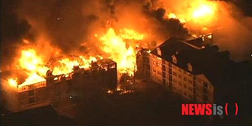 【뉴욕=뉴시스】노창현 특파원 = 한인들이 다수 거주하는 뉴저지 에지워터의 아발론 아파트에서 21일 오후 4시300분경(미동부시간) 원인을 알 수 없는 화재가 발생, 약 12시간만에 단지 전체가 전소되고 일부 건물은 붕괴되는 큰 피해를 입었다. 고급 아파트 단지가 화재로 건물 전체가 전소됐다. 이날 화재 발생 직후 단지내에 있던 주민 160여명이 긴급 대피했으며 다행히 인명피해는 발생하지 않았다. 408가구가 거주하는 이 아파트 단지에서 한인은 20% 이상인 것으로 알려졌다. 2015.01.22. <사진=NBC-TV 캡처>&nbsp;&nbsp; robin@newsis.com&nbsp; 