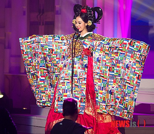 【서울=뉴시스】신동립 기자 = 미스유니버스 코리아 유예빈(23)이 미스유니버스 예비심사를 마쳤다.&nbsp; 21일(현지시간) 미국 플로리다에서 각국 경쟁미녀 87명과 함께 수영복, 평상복, 야회복, 전통의상 차림으로 심사위원들 앞에 섰다.&nbsp; 비키니는 야마마이, 투피스는 셰리 힐, 하이힐은 차이니스론드리, 모두 대회 지정품이다. 이브닝가운과 한복은 한국에서 가져갔다.&nbsp; 이날 예비심사는 라틴계 여배우 아주세나 시에르코, 트럼프모델스 모델링에이전시 대표 쿠린 니콜러스, 액세스 할리우드 매니저 제닌 두셋 화이트, 연예·디지털미디어 전문변호사 지미 응우옌, 패션스타 로이드 보스턴, 1992년 미스유니버스 미셸 맥린, 델타항공 영업부 타일러 틱시어가 했다.&nbsp; 2013 미스코리아 진 유예빈은 25일 밤 마이애미 FIU아레나에서 펼쳐지는 본선무대에서 제63대 미스유니버스 왕관(DIC크라운)을 넘본다.&nbsp; reap@newsis.com