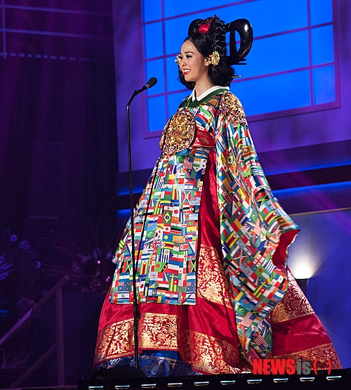 【서울=뉴시스】신동립 기자 = 미스유니버스 코리아 유예빈(23)이 미스유니버스 예비심사를 마쳤다.&nbsp; 21일(현지시간) 미국 플로리다에서 각국 경쟁미녀 87명과 함께 수영복, 평상복, 야회복, 전통의상 차림으로 심사위원들 앞에 섰다.&nbsp; 비키니는 야마마이, 투피스는 셰리 힐, 하이힐은 차이니스론드리, 모두 대회 지정품이다. 이브닝가운과 한복은 한국에서 가져갔다.&nbsp; 이날 예비심사는 라틴계 여배우 아주세나 시에르코, 트럼프모델스 모델링에이전시 대표 쿠린 니콜러스, 액세스 할리우드 매니저 제닌 두셋 화이트, 연예·디지털미디어 전문변호사 지미 응우옌, 패션스타 로이드 보스턴, 1992년 미스유니버스 미셸 맥린, 델타항공 영업부 타일러 틱시어가 했다.&nbsp; 2013 미스코리아 진 유예빈은 25일 밤 마이애미 FIU아레나에서 펼쳐지는 본선무대에서 제63대 미스유니버스 왕관(DIC크라운)을 넘본다.&nbsp; reap@newsis.com