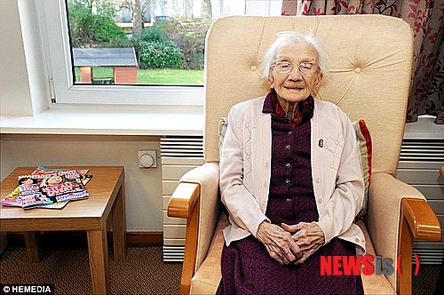 【서울=뉴시스】올해 109세가 된 스코틀랜드 할머니가 최근 자신의 장수 비법을 밝혀 화제가 되고 있다. 지난 2일 자신의 109번째 생일을 보낸 제시 갤런은 "장수 비법은 남자를 멀리 하는 것으로, 남자는 그들이 갖고 있는 가치보다 더 많은 문제를 일으킨다"고 밝혔다고 데일리 메일이 21일 전했다. (사진출처: 데일리 메일) 2015.01.23