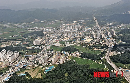  【음성=뉴시스】강신욱 기자 = 충북혁신도시 아파트 입주로 인구가 줄었던 음성군 금왕읍이 지난달 증가세로 반등했다. 사진은 금왕읍 전경. (사진=음성군 제공)&nbsp;&nbsp; photo@newsis.com