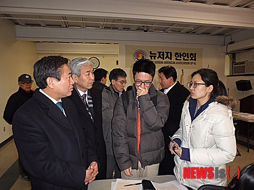 【뉴욕=뉴시스】노창현 특파원 = 뉴저지 에지워터 아파트 화재 피해를 당한 한인 등 주민들이 집단 소송에 들어가기로 했다. 피해주민들은 23일 에지워터 커뮤니티센터 대피소에서 모임을 갖고 민·형사상의 피해보상을 위해 피해주민대책위원회를 구성했다. 뉴욕총영사관이 뉴저지한인회관에서 한인 이재민들을 위해 긴급 실시한 순회영사업무를 통해 파악한 한인 피해규모는 총 23세대, 60여명에 최소 400만 달러로 알려졌다. 뉴욕한인회 민승기회장(왼쪽) 등 임원진이 피해주민들을 위로하고 있다. 2015.01.24. robin@newsis.com