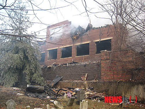 【뉴욕=뉴시스】노창현 특파원 = 뉴저지 에지워터 아파트 화재 피해를 당한 한인 등 주민들이 집단 소송에 들어가기로 했다. 피해주민들은 23일 에지워터 커뮤니티센터 대피소에서 모임을 갖고 민·형사상의 피해보상을 위해 피해주민대책위원회를 구성했다. 뉴욕총영사관이 뉴저지한인회관에서 한인 이재민들을 위해 긴급 실시한 순회영사업무를 통해 파악한 한인 피해규모는 총 23세대, 60여명에 최소 400만 달러로 알려졌다. 2015.01.24. robin@newsis.com